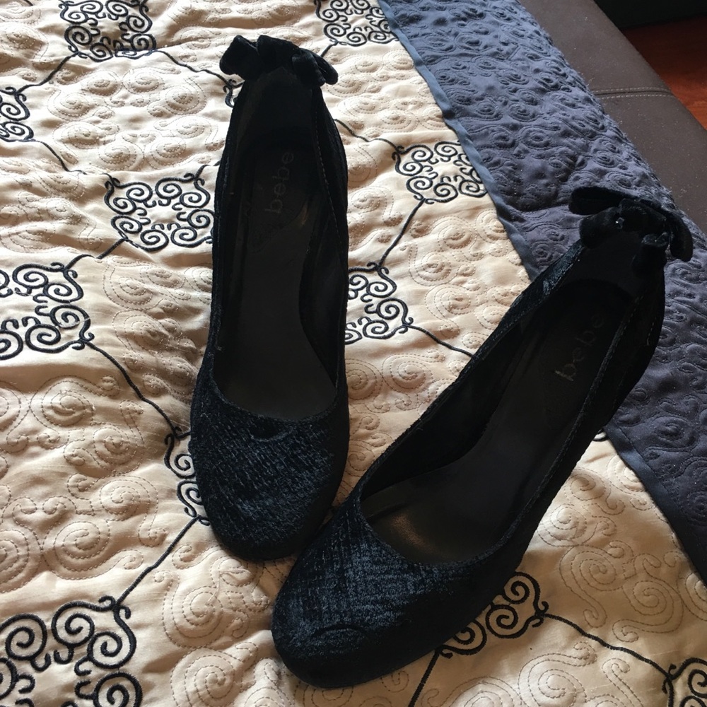 Bebe closed toed sexy black velvet pumps size 7
